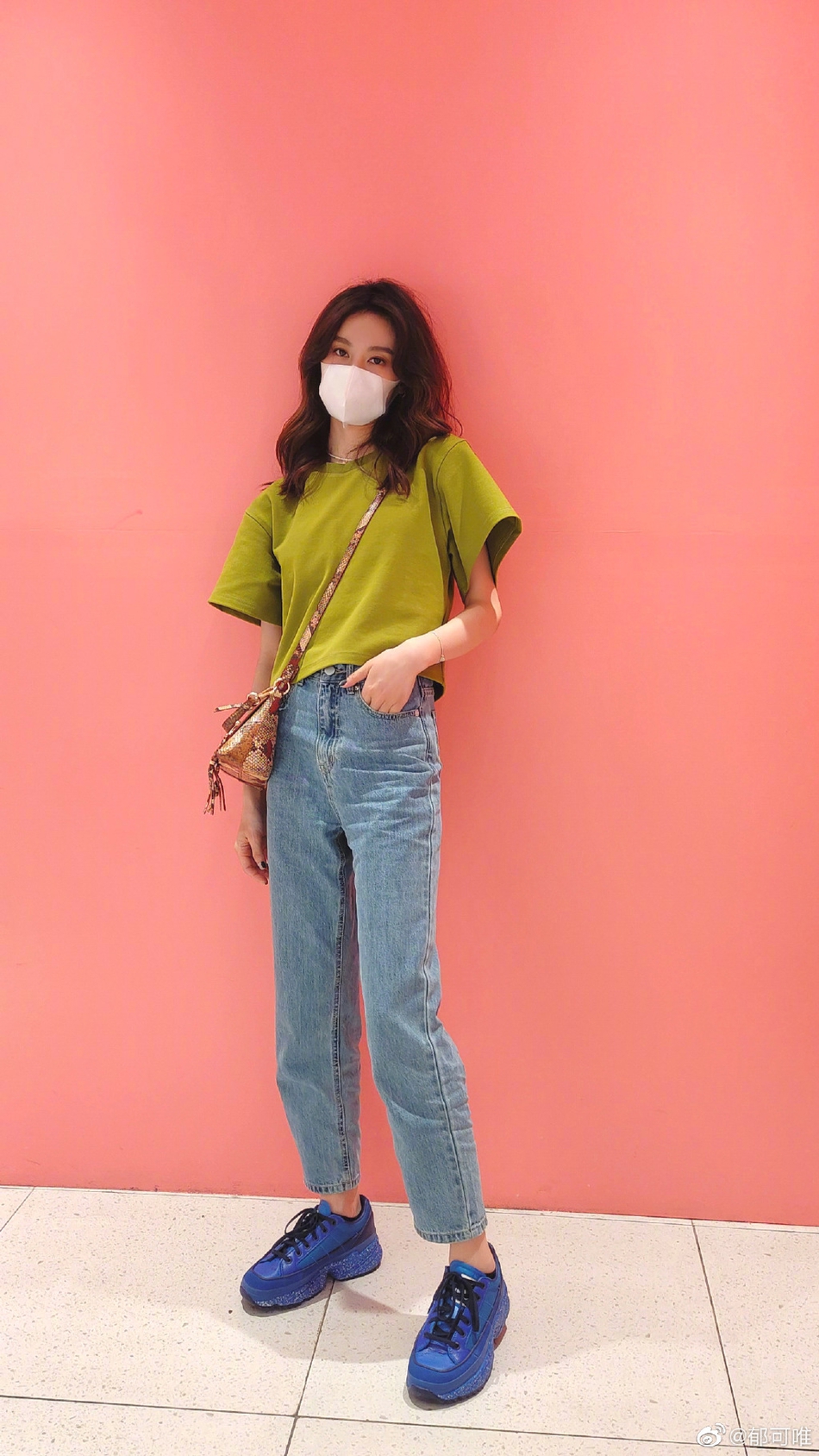 郁可唯穿牛油果T恤夏日感满满 口罩遮面难挡美貌
