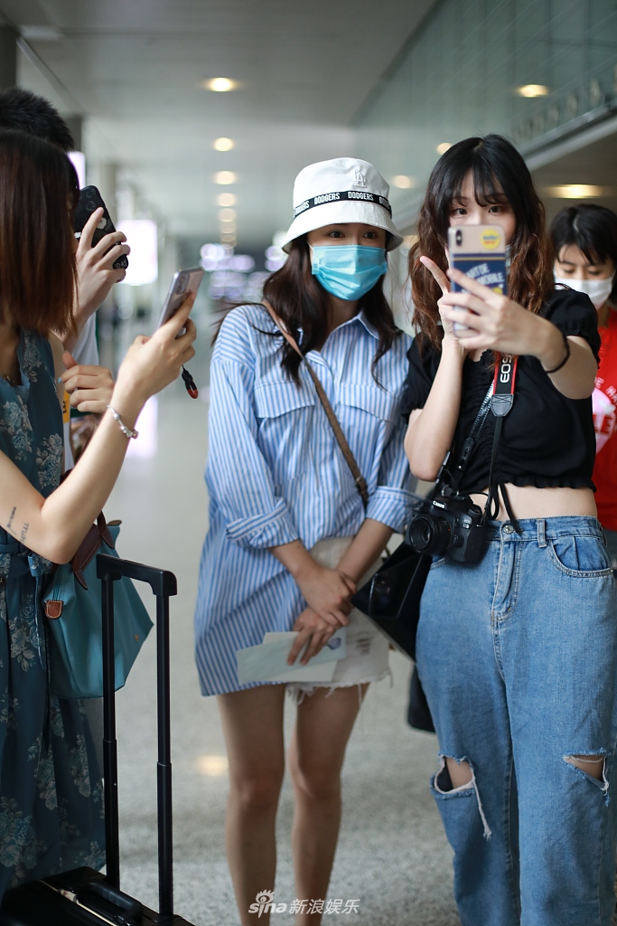 娄艺潇大玩下衣失踪秀长腿 偶遇粉丝比心合影