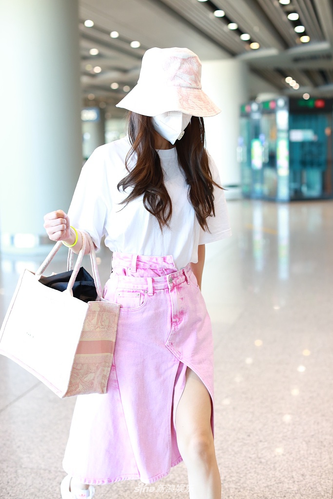 Baby穿粉嫩开叉裙少女感十足 挎包赶路气质温柔