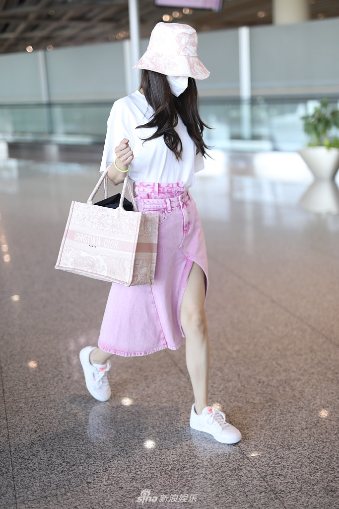Baby穿粉嫩开叉裙少女感十足 挎包赶路气质温柔