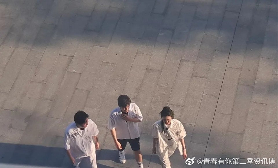 赵小棠节目路透曝光 与邓伦郭京飞一队边走边聊