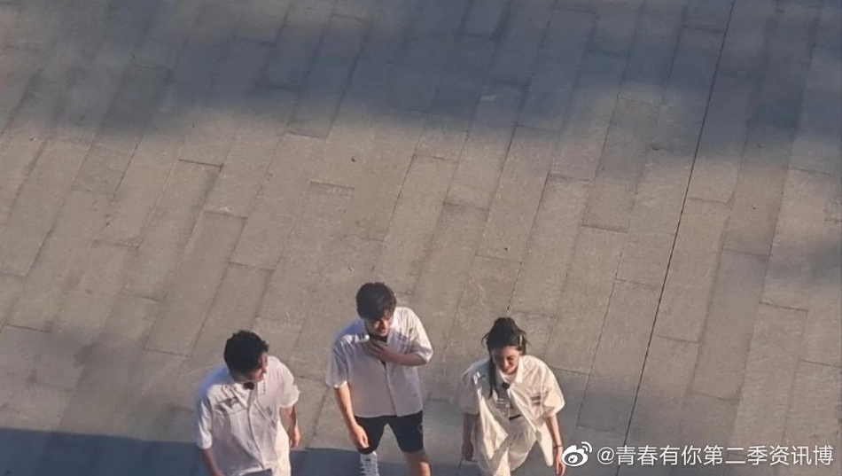 赵小棠节目路透曝光 与邓伦郭京飞一队边走边聊