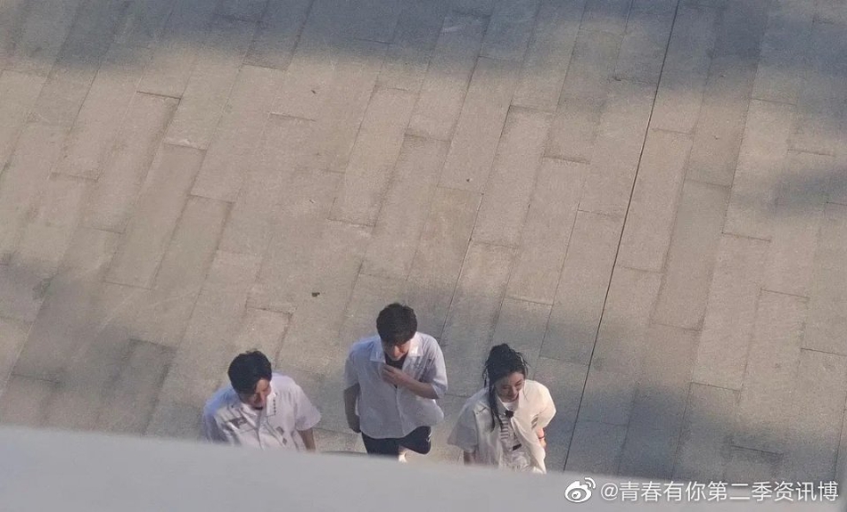 赵小棠节目路透曝光 与邓伦郭京飞一队边走边聊