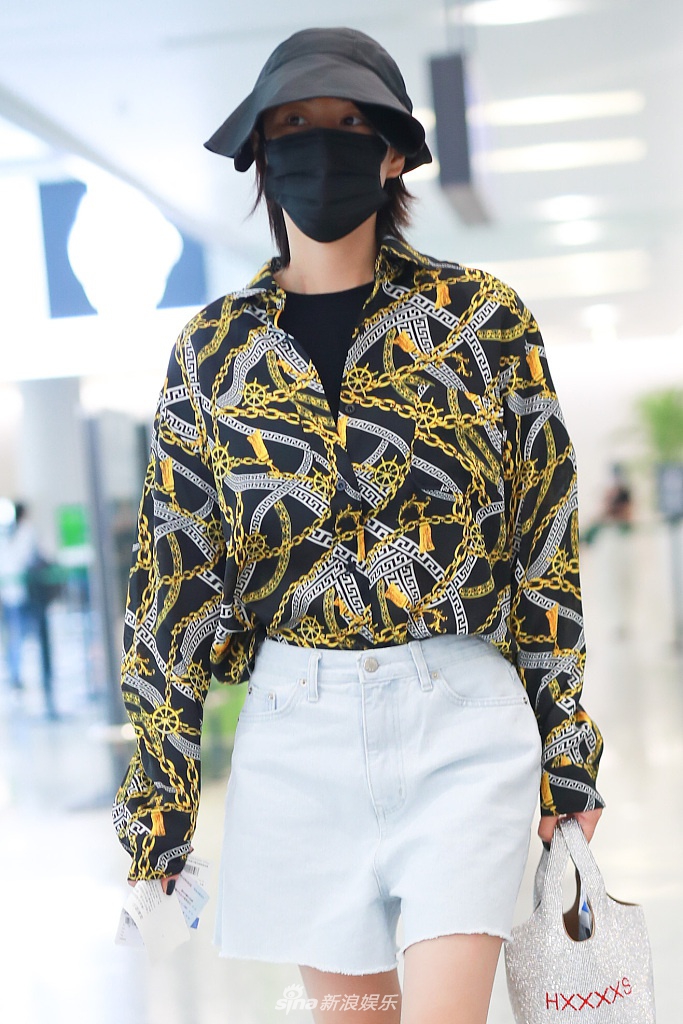 张馨予穿衬衫配短裤秀美腿 笑眼弯弯女神范十足