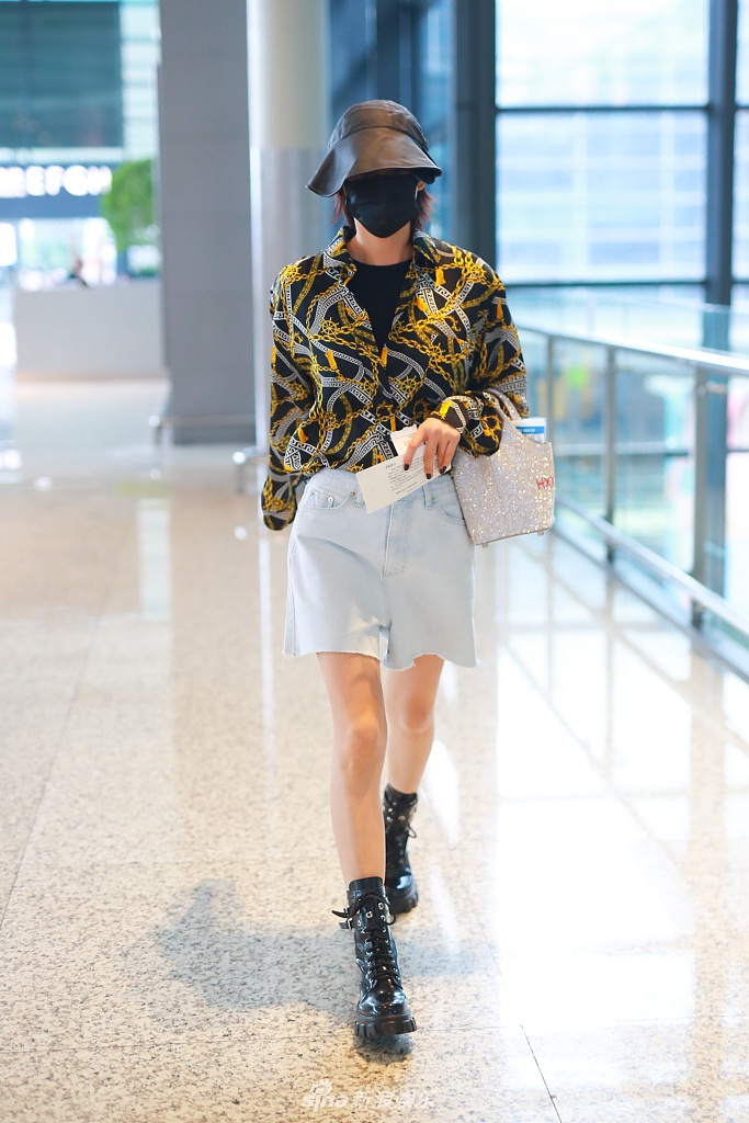 张馨予穿衬衫配短裤秀美腿 笑眼弯弯女神范十足