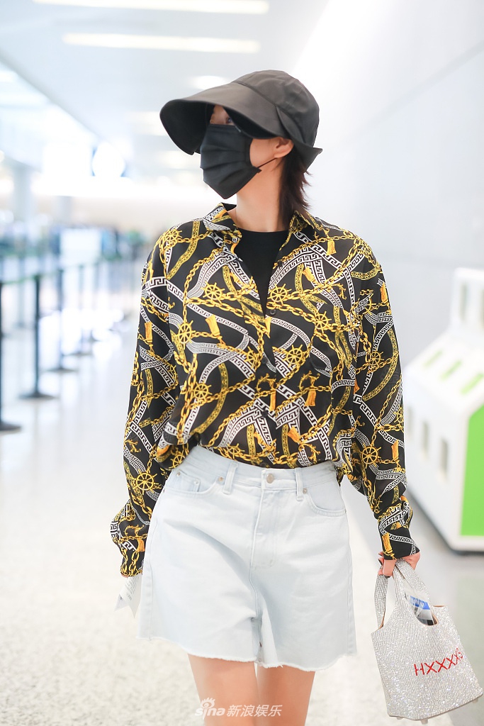 张馨予穿衬衫配短裤秀美腿 笑眼弯弯女神范十足