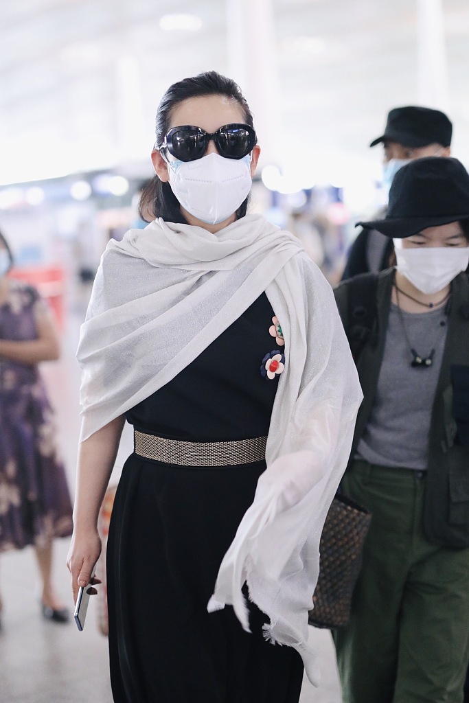 秦海璐穿黑裙小花胸针抢镜 披白色围巾复古优雅