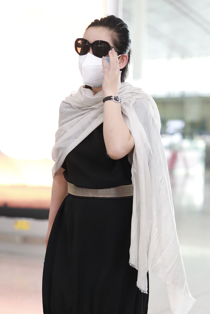 秦海璐穿黑裙小花胸针抢镜 披白色围巾复古优雅