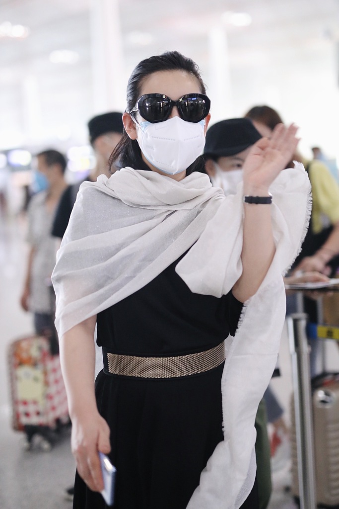 秦海璐穿黑裙小花胸针抢镜 披白色围巾复古优雅