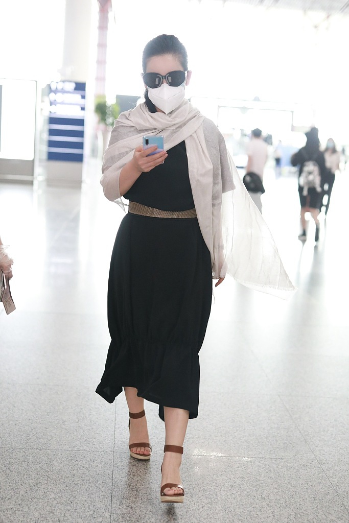 秦海璐穿黑裙小花胸针抢镜 披白色围巾复古优雅