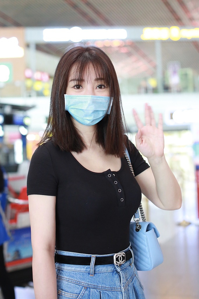 柳岩穿黑色短上衣秀好身材 对镜微笑挥手青春可爱