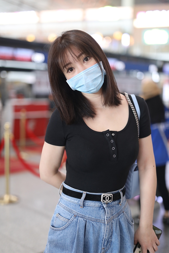 柳岩穿黑色短上衣秀好身材 对镜微笑挥手青春可爱