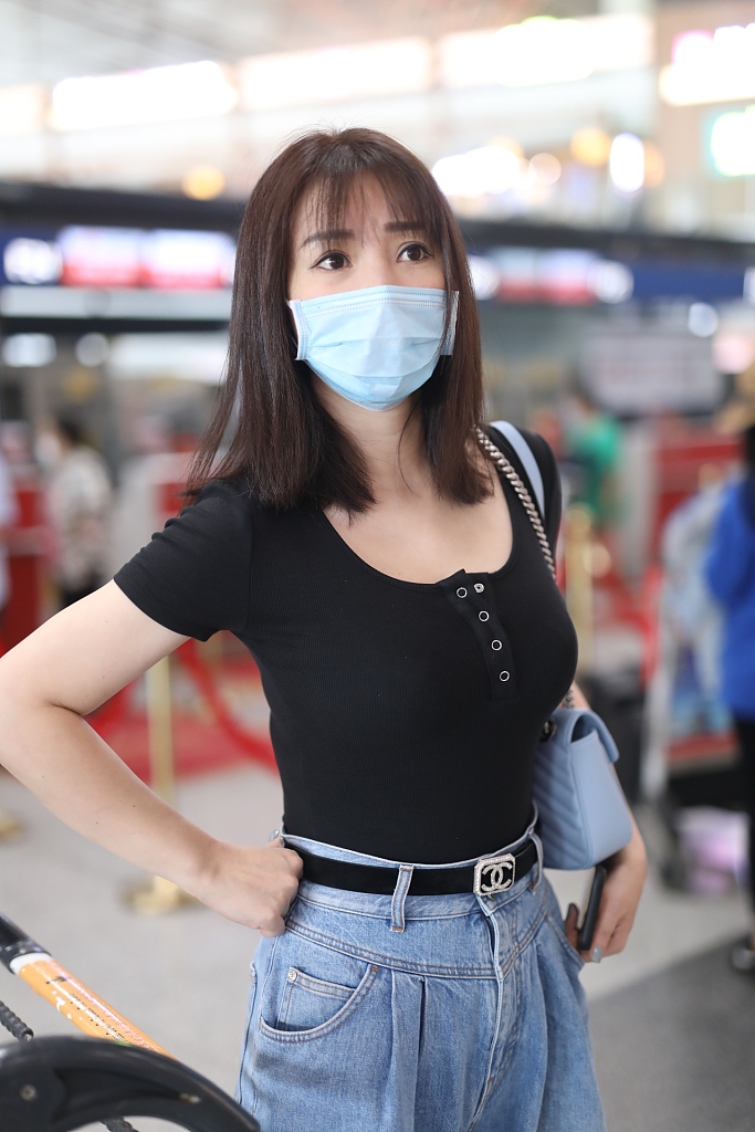 柳岩穿黑色短上衣秀好身材 对镜微笑挥手青春可爱