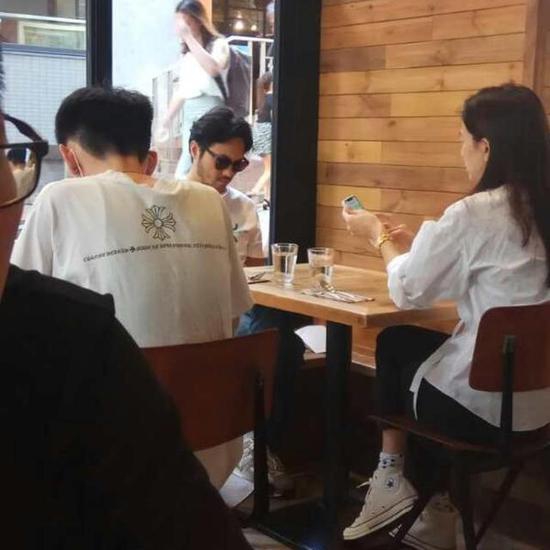 网友偶遇张智霖袁咏仪餐厅吃饭 夫妻俩全程各刷手机