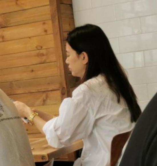 网友偶遇张智霖袁咏仪餐厅吃饭 夫妻俩全程各刷手机