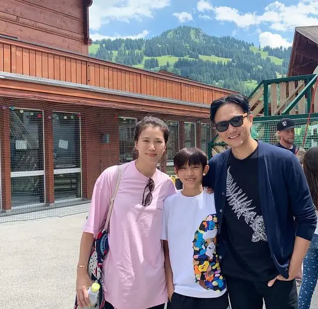 网友偶遇张智霖袁咏仪餐厅吃饭 夫妻俩全程各刷手机