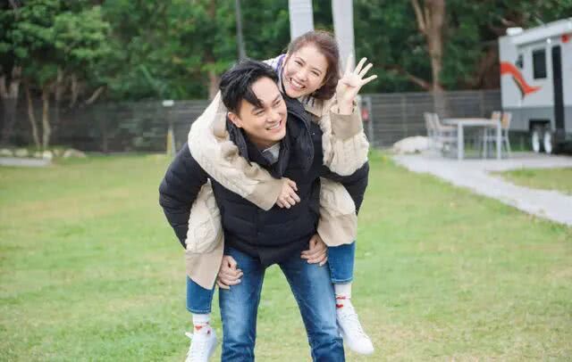 网友偶遇张智霖袁咏仪餐厅吃饭 夫妻俩全程各刷手机