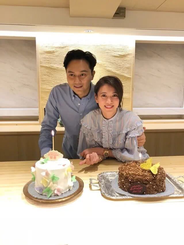 网友偶遇张智霖袁咏仪餐厅吃饭 夫妻俩全程各刷手机