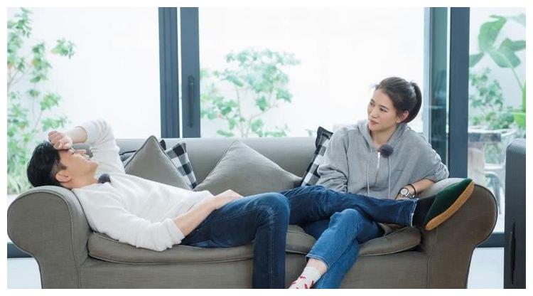 网友偶遇张智霖袁咏仪餐厅吃饭 夫妻俩全程各刷手机