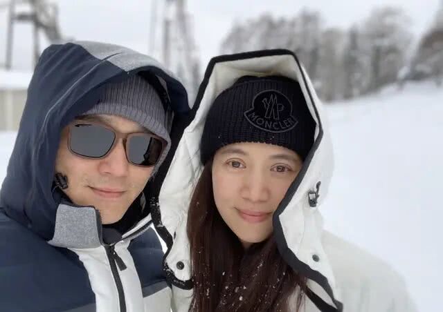 网友偶遇张智霖袁咏仪餐厅吃饭 夫妻俩全程各刷手机