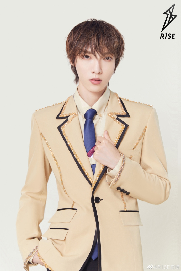 R1SE成团一周年制服升级  11位鲜衣少年写真曝光