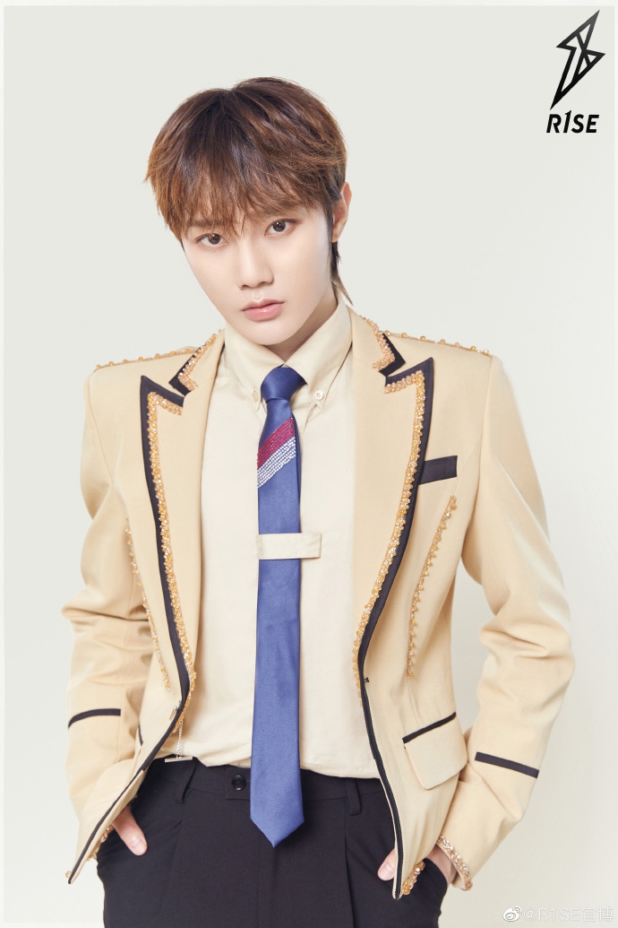 R1SE成团一周年制服升级  11位鲜衣少年写真曝光