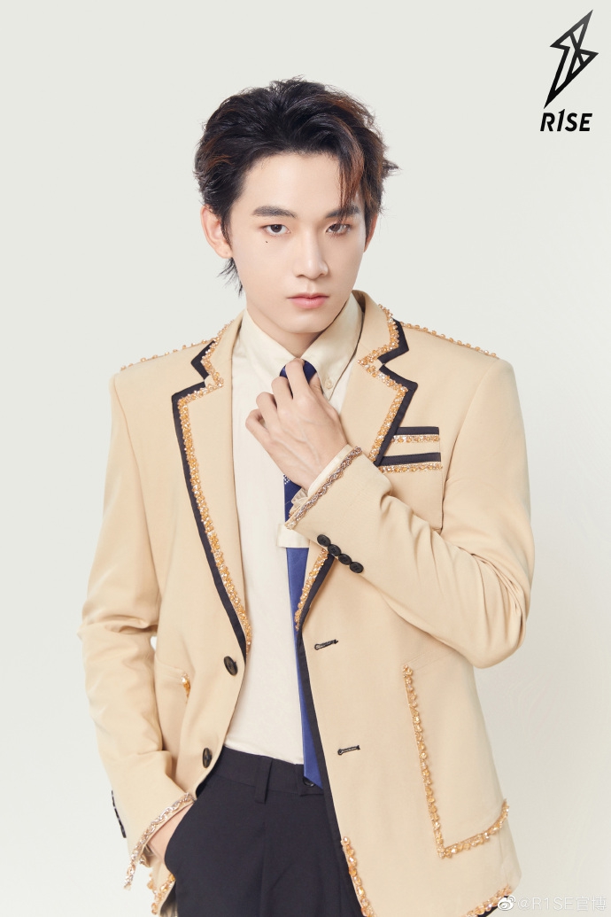 R1SE成团一周年制服升级  11位鲜衣少年写真曝光