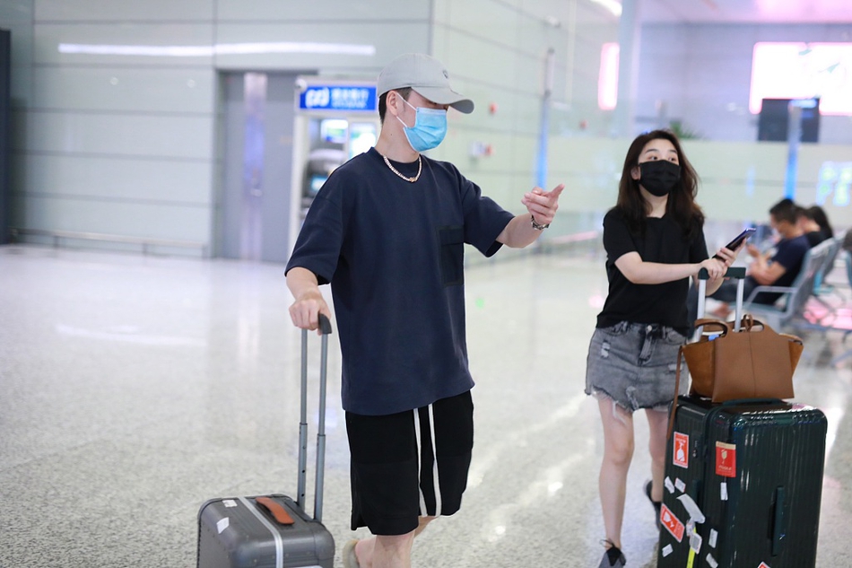 王栎鑫现身机场装扮休闲 娇妻吴雅婷随行大方秀恩爱