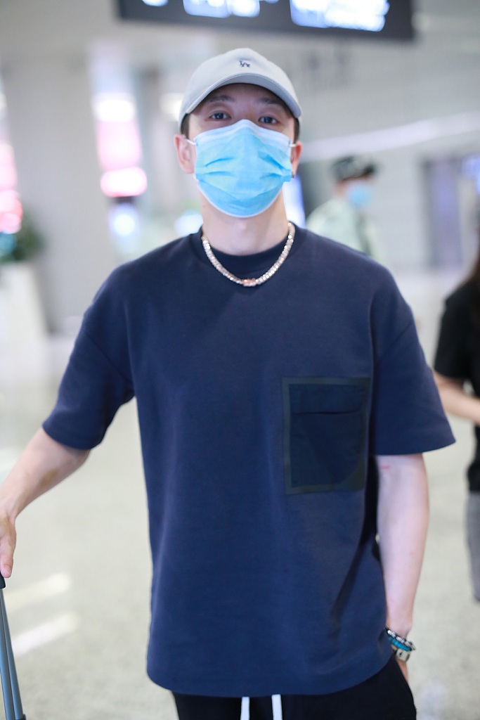 王栎鑫现身机场装扮休闲 娇妻吴雅婷随行大方秀恩爱