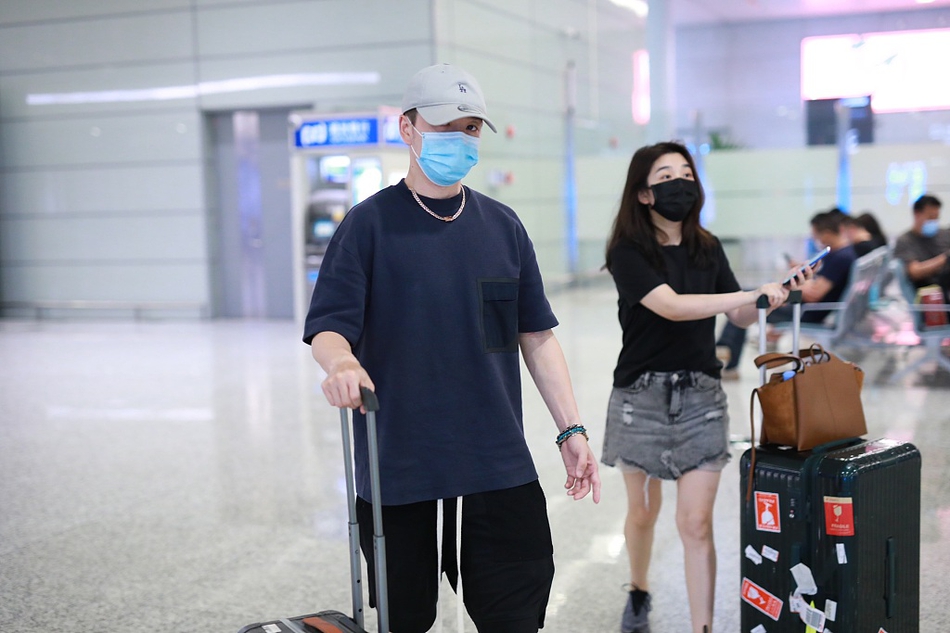 王栎鑫现身机场装扮休闲 娇妻吴雅婷随行大方秀恩爱