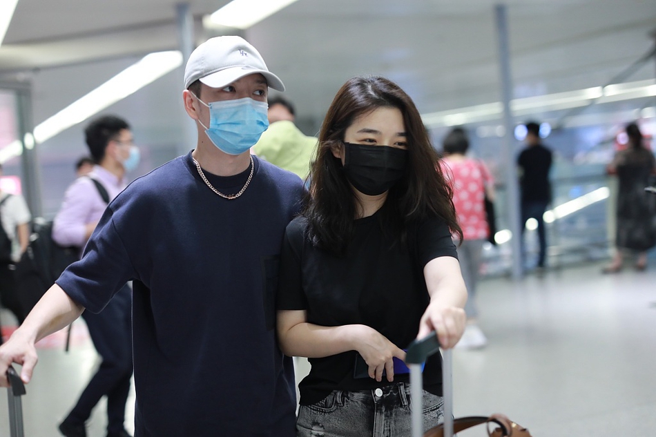 王栎鑫现身机场装扮休闲 娇妻吴雅婷随行大方秀恩爱
