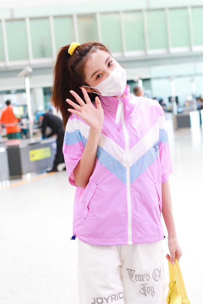 林小宅穿糖果色外套甜美可爱 花式摆pose少女感满满