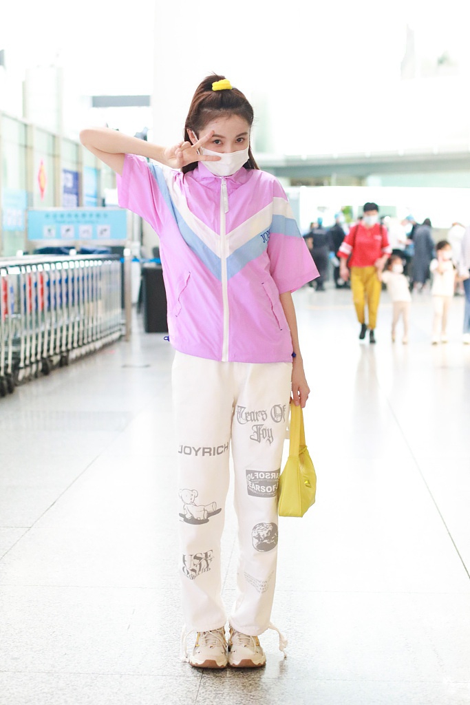 林小宅穿糖果色外套甜美可爱 花式摆pose少女感满满