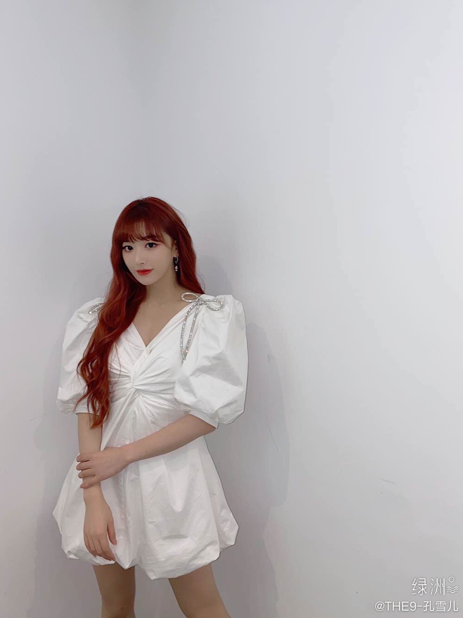 孔雪儿晒THE9首次活动美照 与虞书欣手拉手亲密无间