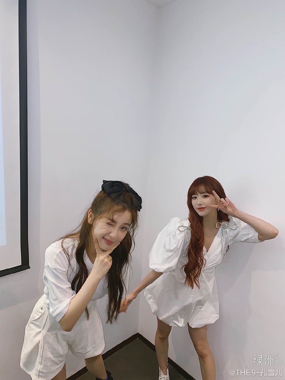 孔雪儿晒THE9首次活动美照 与虞书欣手拉手亲密无间