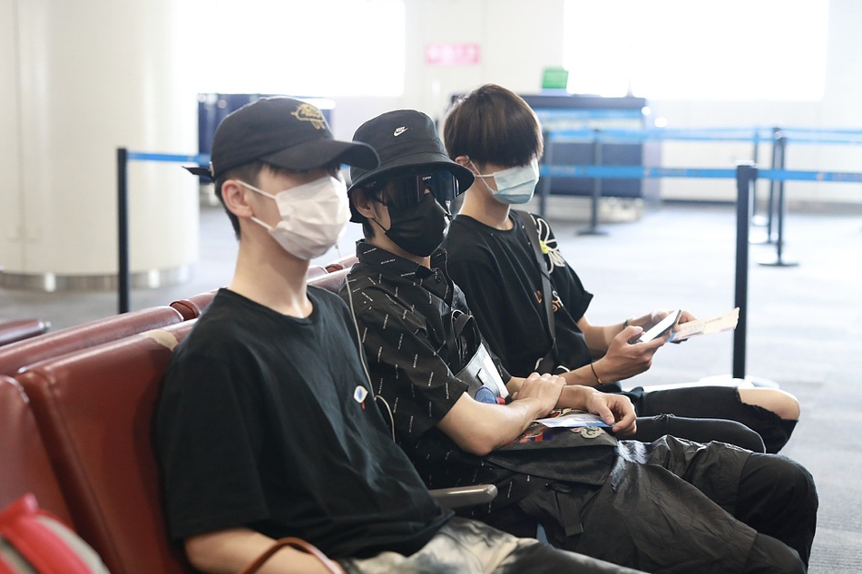 周震南装扮休闲玩压帽杀 与张颜齐赵让排排坐低调乖巧