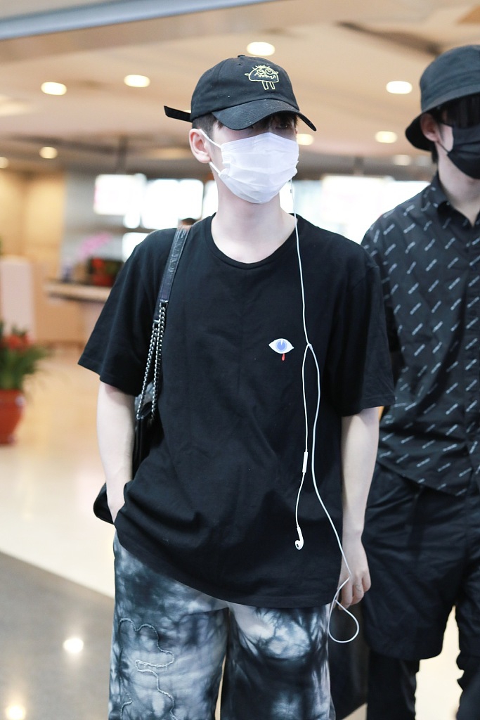 周震南装扮休闲玩压帽杀 与张颜齐赵让排排坐低调乖巧