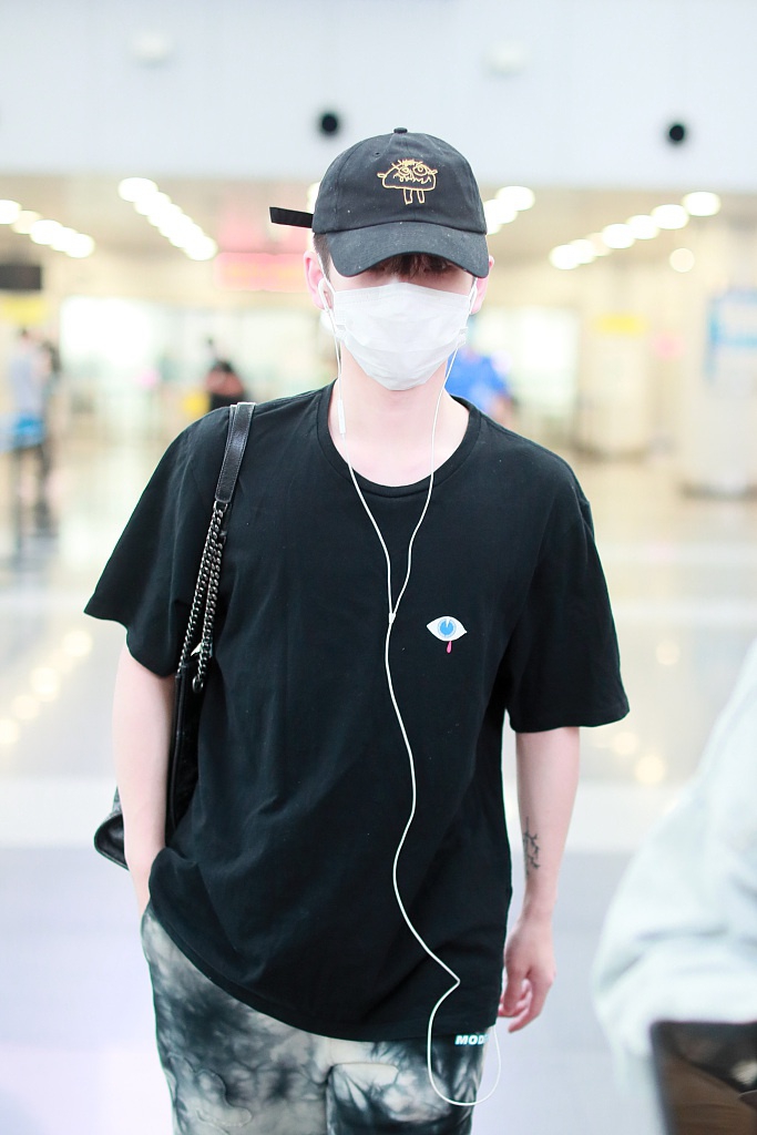 周震南装扮休闲玩压帽杀 与张颜齐赵让排排坐低调乖巧