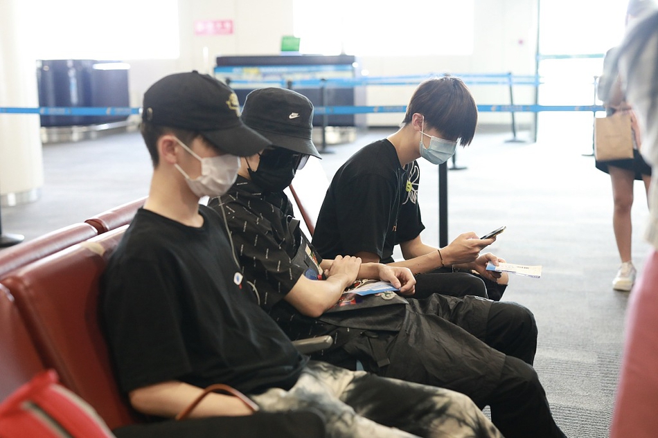 周震南装扮休闲玩压帽杀 与张颜齐赵让排排坐低调乖巧