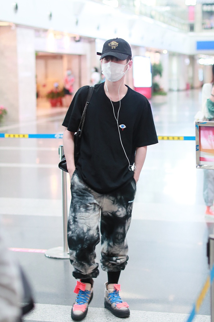 周震南装扮休闲玩压帽杀 与张颜齐赵让排排坐低调乖巧