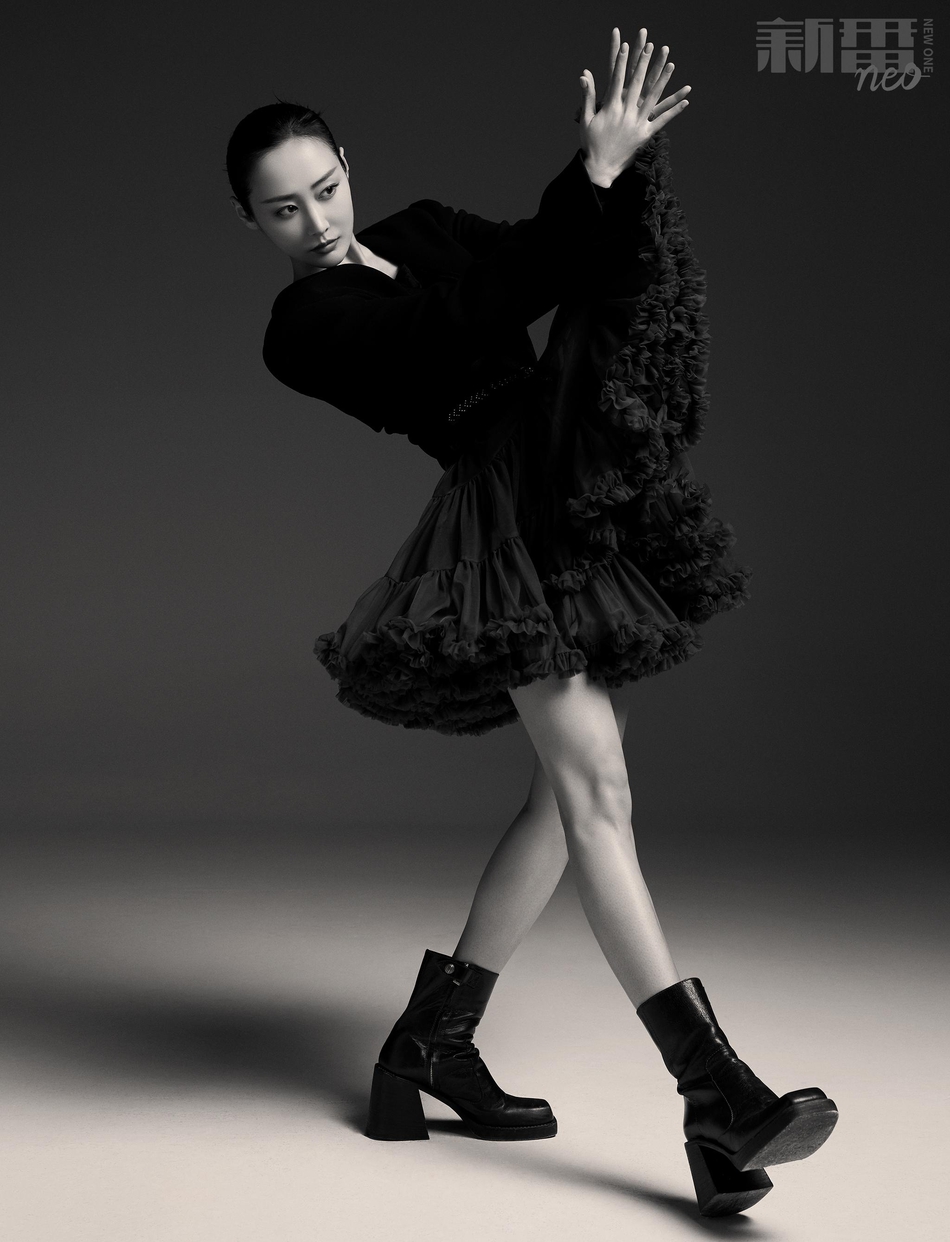 李纯最新时尚大片曝光 着西装皮鞋演绎帅气一面