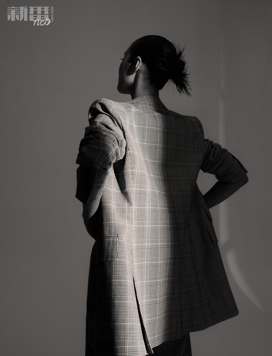 李纯最新时尚大片曝光 着西装皮鞋演绎帅气一面