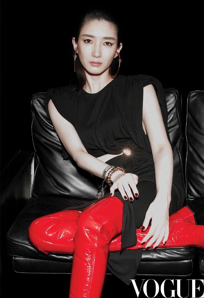 江疏影最新复古大片曝光 背头发型气场全开