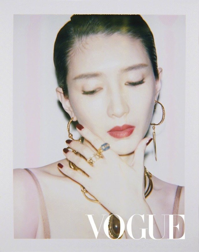 江疏影最新复古大片曝光 背头发型气场全开