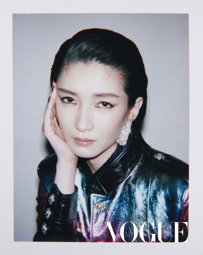 江疏影最新复古大片曝光 背头发型气场全开