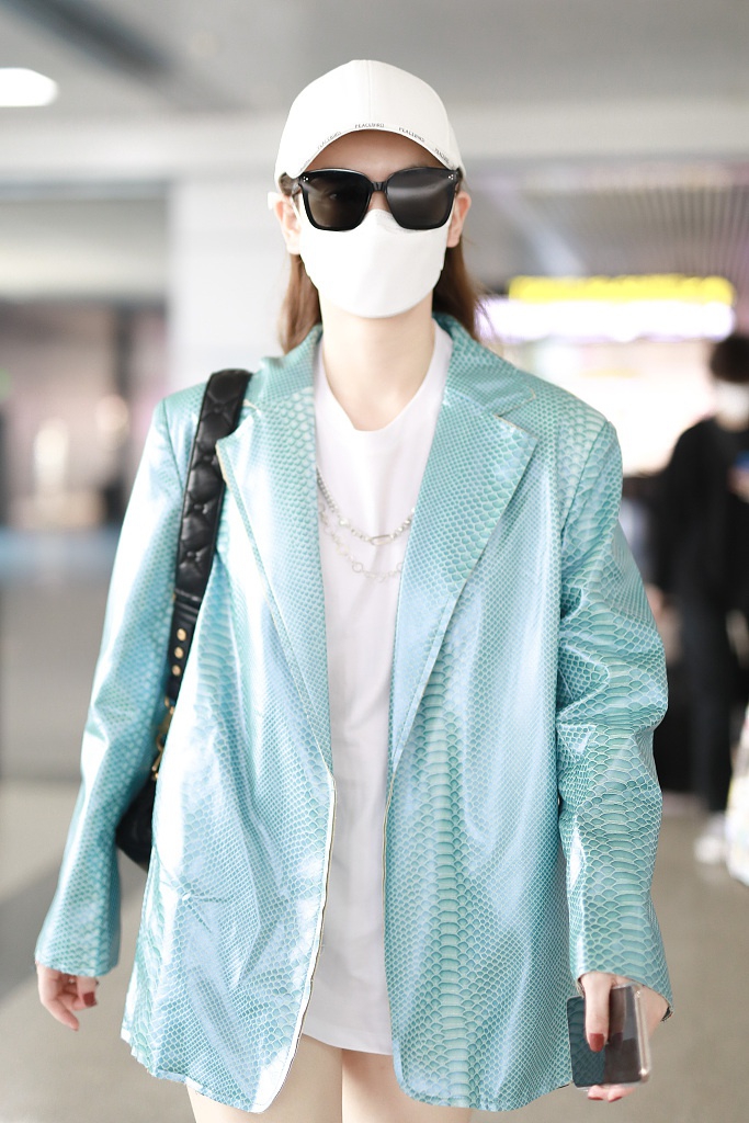 戚薇穿薄荷绿西装玩下衣失踪 踩长筒靴秀美腿气场十足