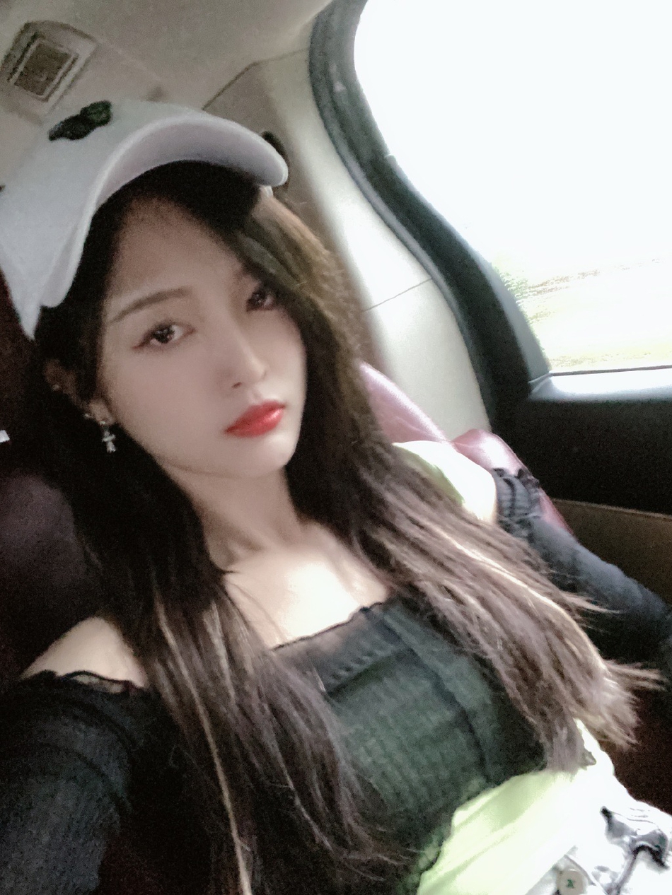 吴宣仪晒美照分享日常 与猫咪玩耍悠闲惬意