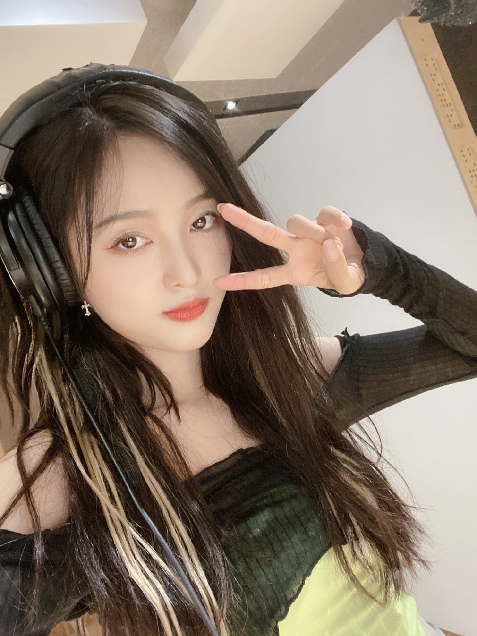 吴宣仪晒美照分享日常 与猫咪玩耍悠闲惬意