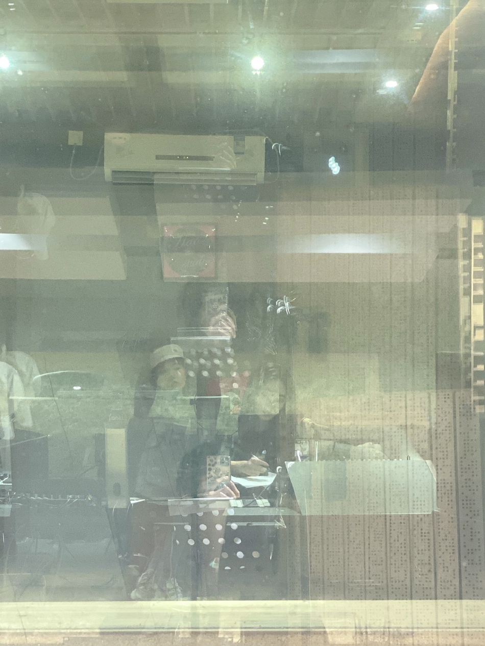 吴宣仪晒美照分享日常 与猫咪玩耍悠闲惬意