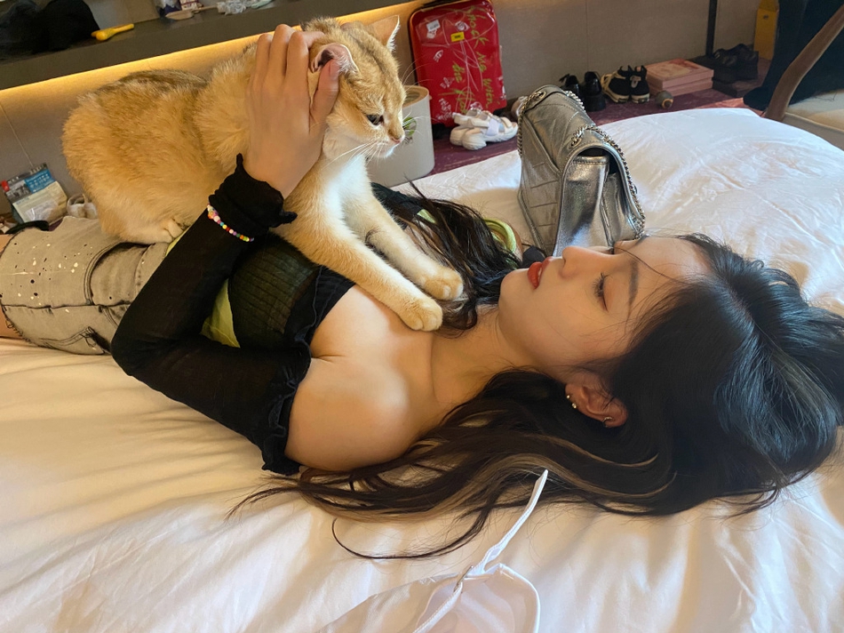 吴宣仪晒美照分享日常 与猫咪玩耍悠闲惬意